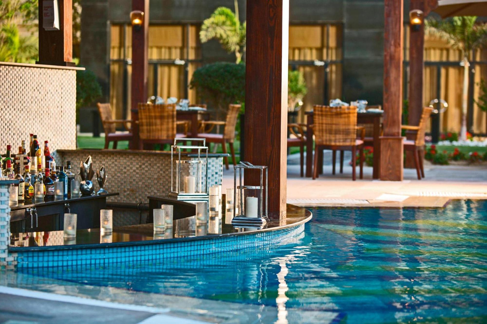 Renaissance Cairo Mirage City Hotel Exterior foto The swimming pool at the hotel