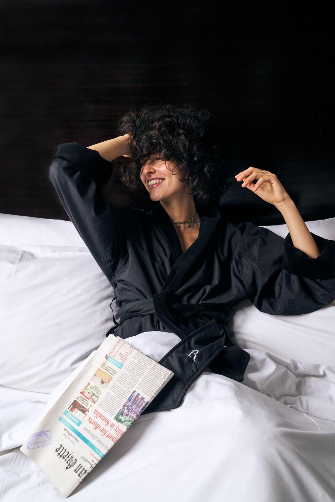 Renaissance Cairo Mirage City Hotel Exterior foto A woman wearing a bathrobe