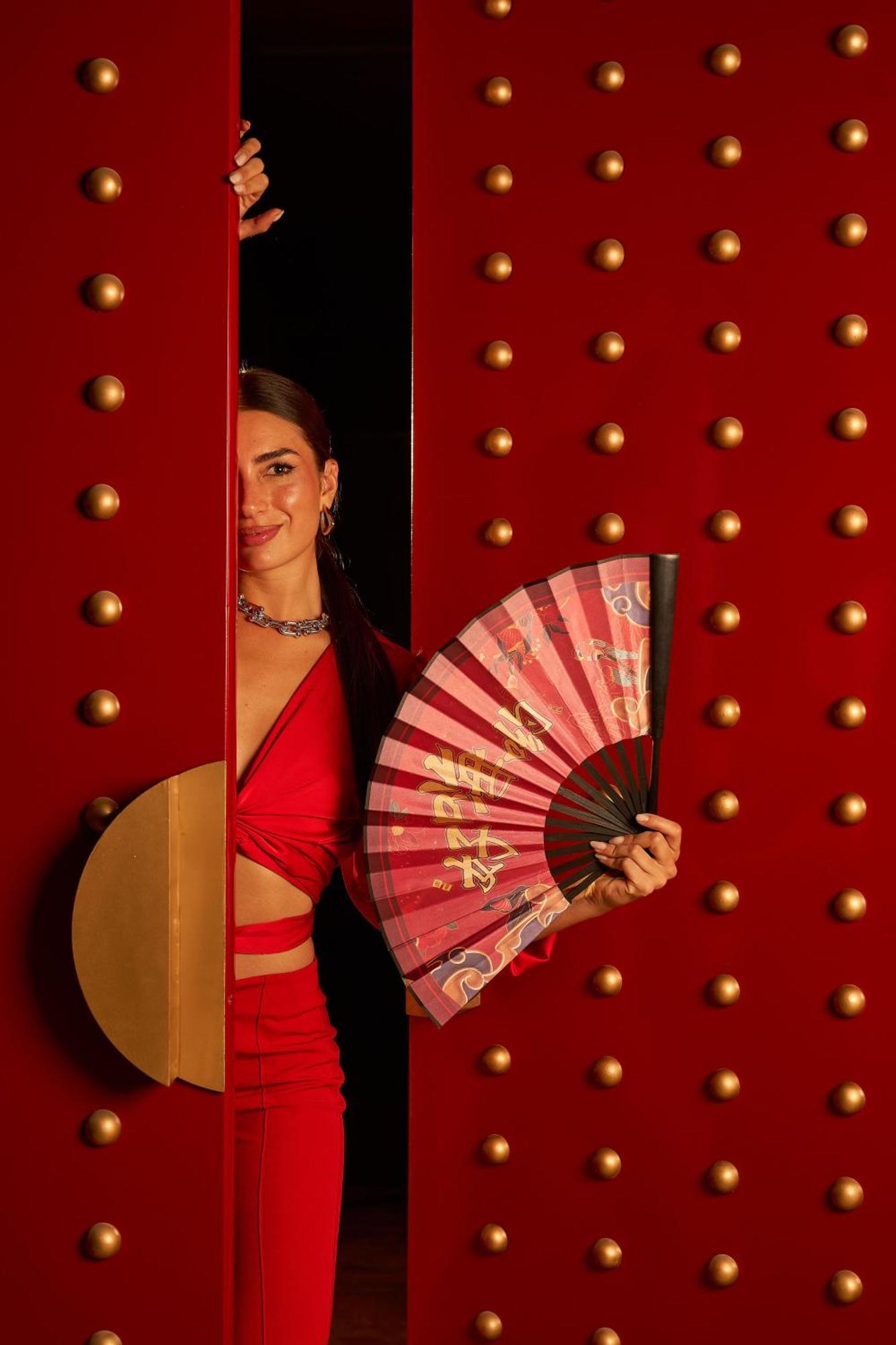 Renaissance Cairo Mirage City Hotel Exterior foto A woman holding a hand fan