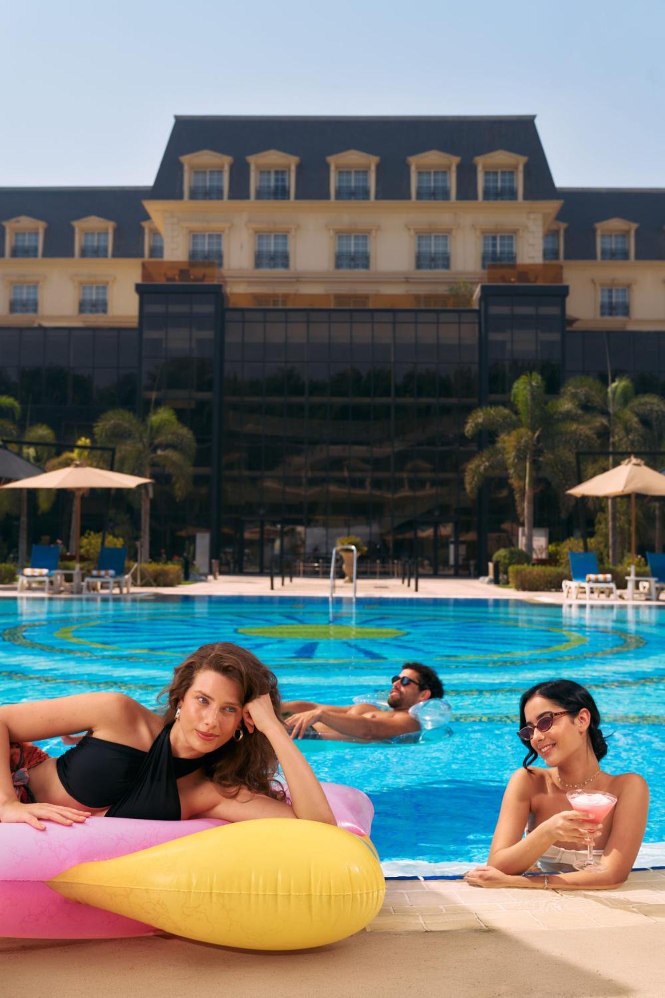 Renaissance Cairo Mirage City Hotel Exterior foto The pool at the hotel