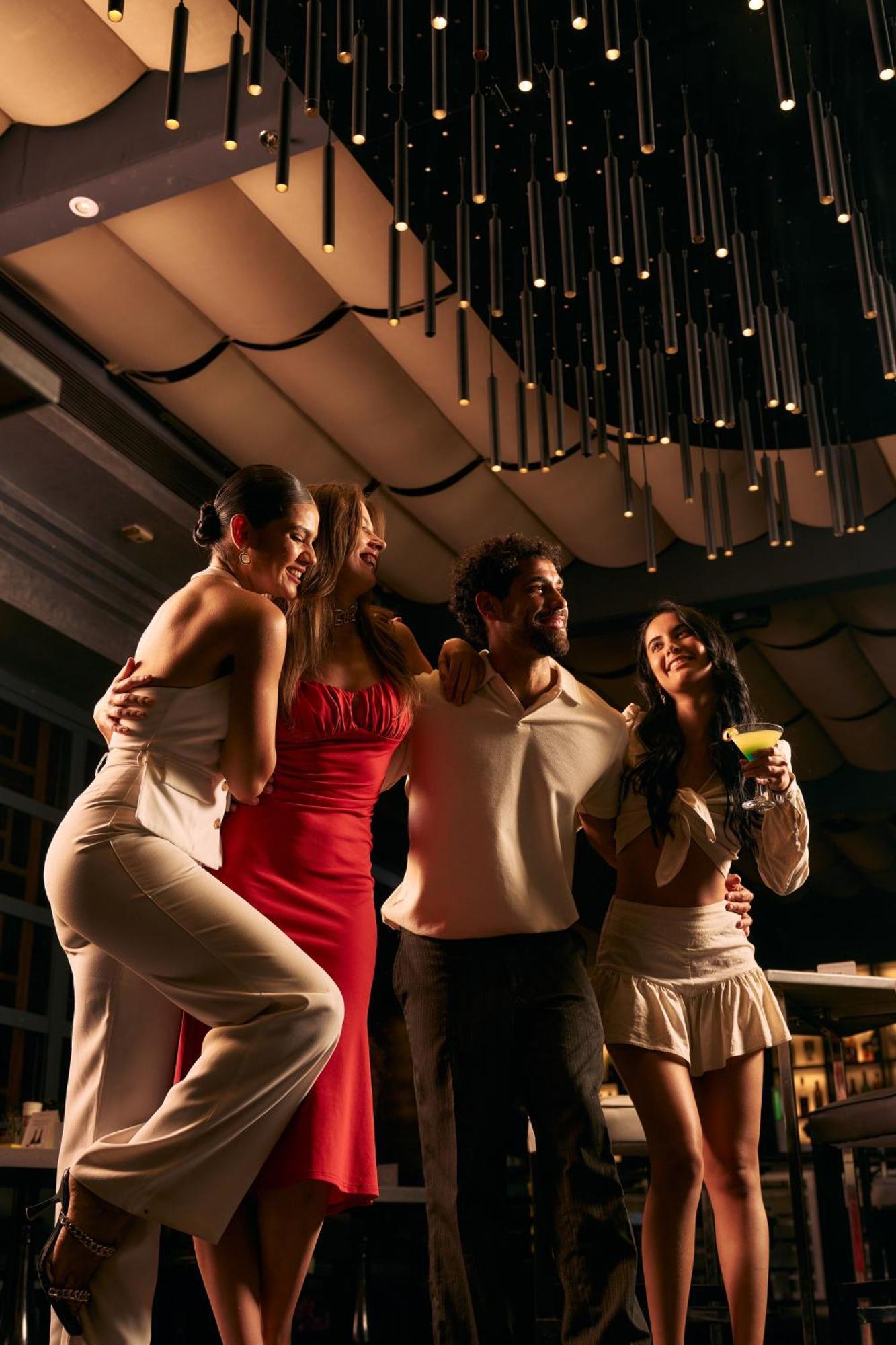 Renaissance Cairo Mirage City Hotel Exterior foto A group of people dancing