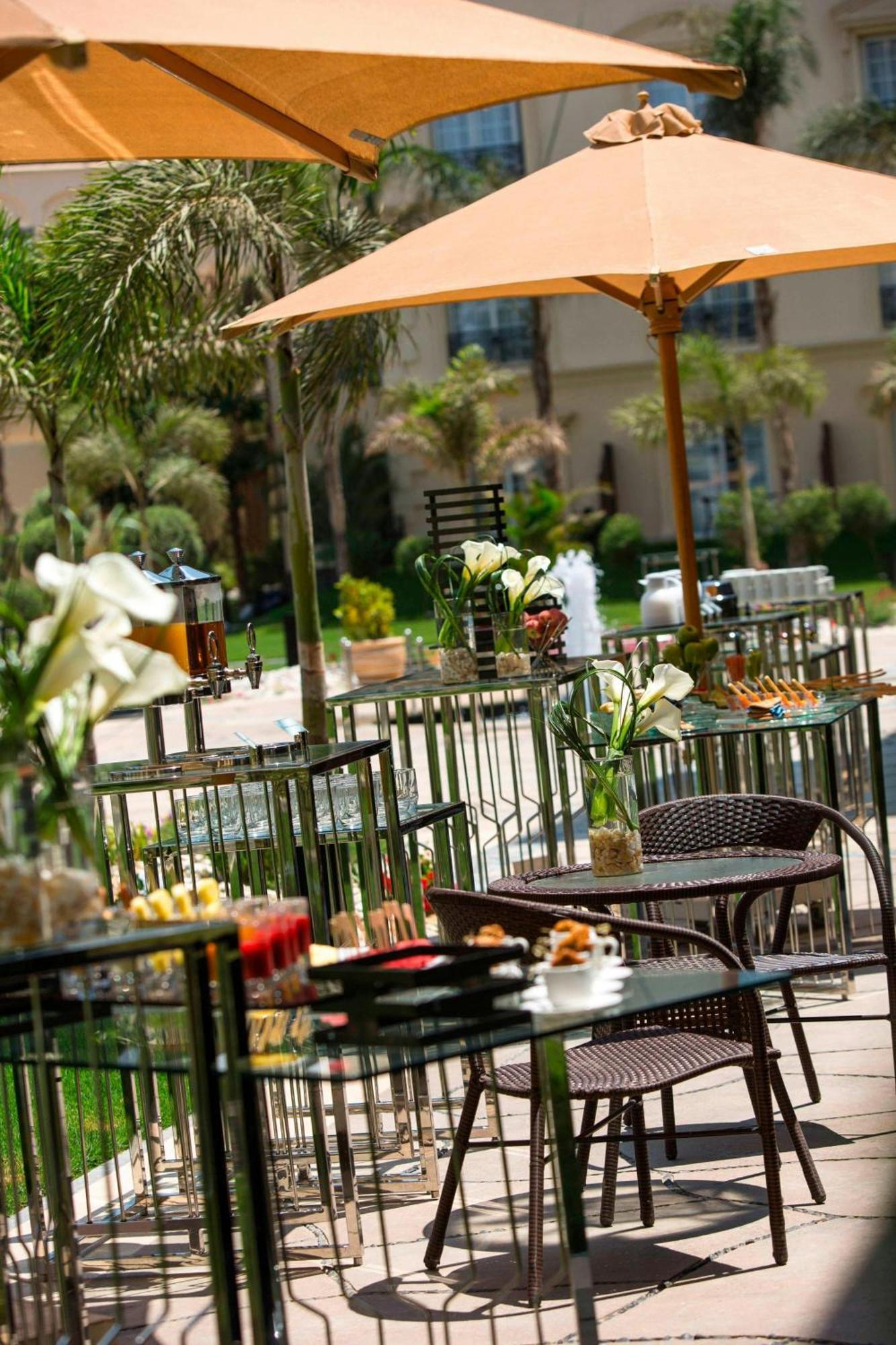 Renaissance Cairo Mirage City Hotel Exterior foto The hotel's outdoor café