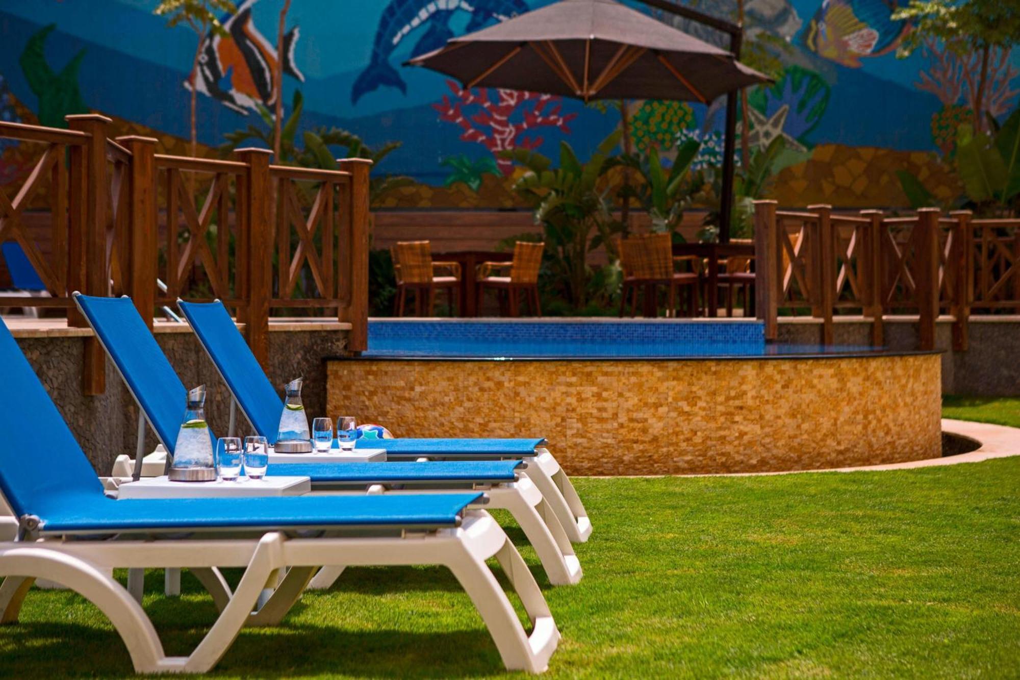 Renaissance Cairo Mirage City Hotel Exterior foto The pool at the hotel